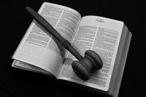 Чи не є професія судді гріхом, якщо в Писанні забороняється судити ближнього