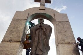 Французы хотят убрать памятник Иоанну Павлу II