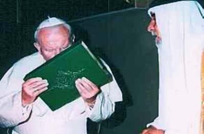 Іван Павло цілує Коран